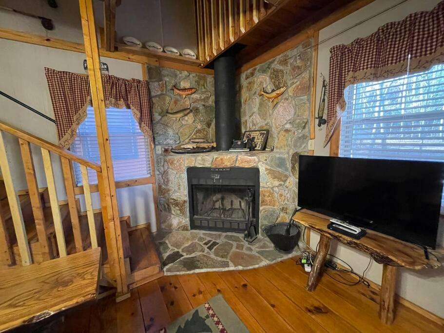 Cute Cabin Creek & Firepit #12 Хелен Экстерьер фото